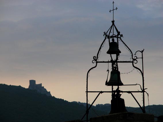 Le campnile, dot de trois cloches, et le chteau de Quribus  l'arrire-plan.