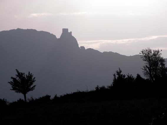 Le chteau de Quribus, vu des environs du col du Tribi.