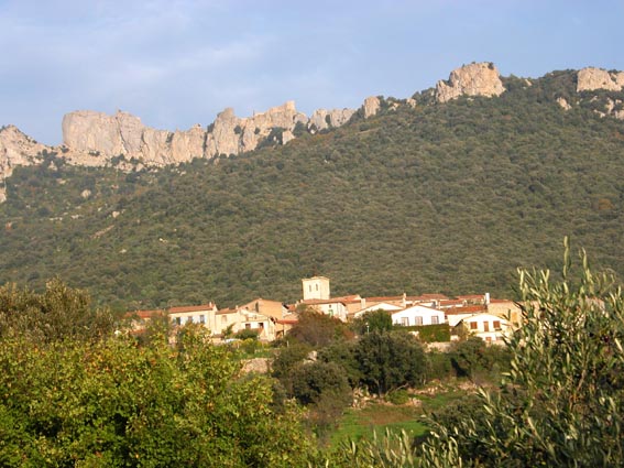 Le village de Duilhac, au pies de Peyrepertuse.