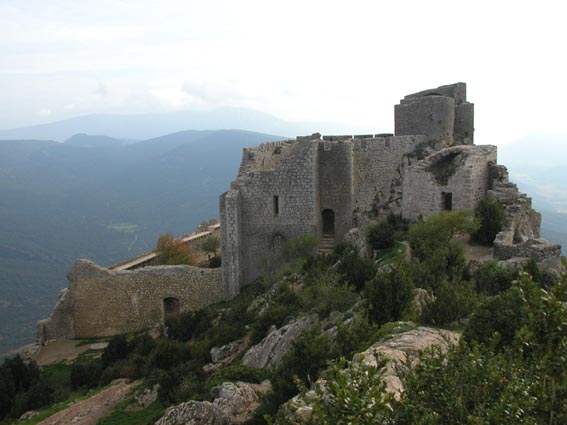 Le "donjon vieux", vu du donjon de san Jordi.