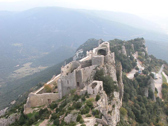 Le "donjon vieux", vu du donjon de san Jordi.