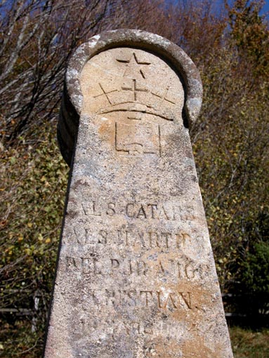 La stle rige par la Socit d'tudes Cathares  l'emplacement du bcher...