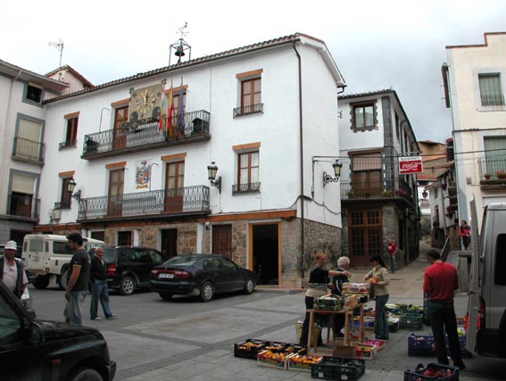 La place de la mairie où se déroule le marché.