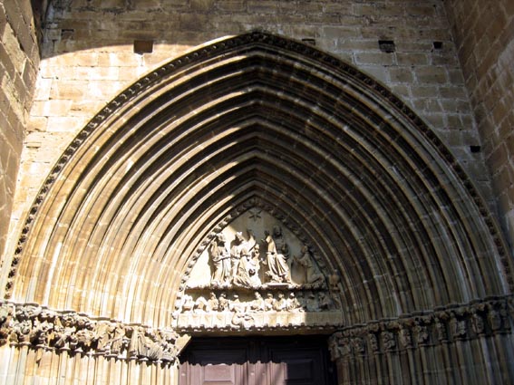 Portail gothique de l'église Sainte Marie.
