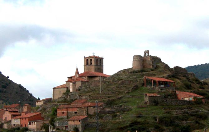 Les ruines du château dominent le village d'Enciso.