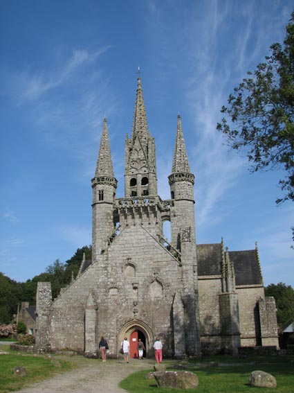 Chapelle Saint Fiacre, avec son clocher à balcon entouré de tourelles.