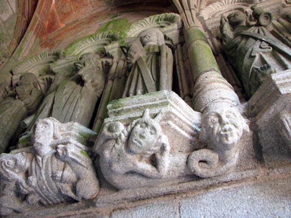 Sous la statue de Saint-Jacques, un tre cornu, avec des seins de femmes, une queue de serpent, et tenant une pomme dans la main droite.