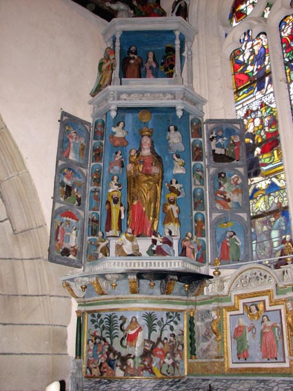 Retable de la Vierge en bois polychrome.