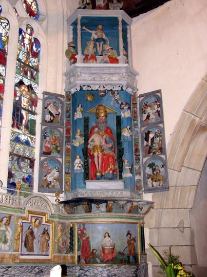 Retable de la Trinit en bois polychrome.