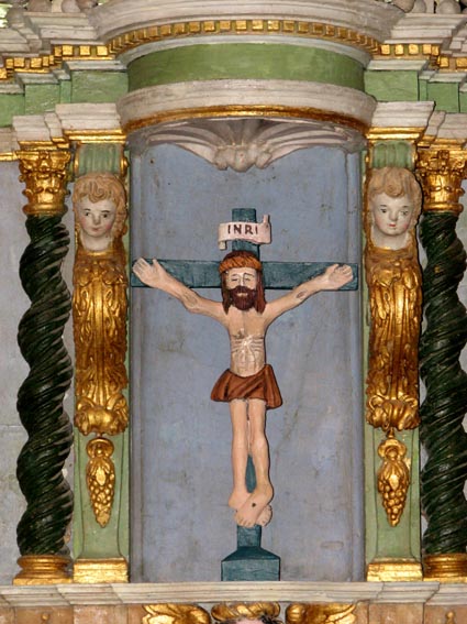 Superbe Christ au centre du retable.