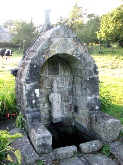 Peite fontaine derrire la chapelle.