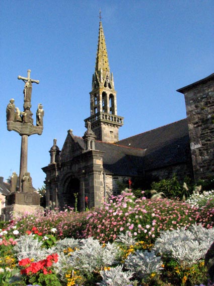 L'église et le calvaire de Dinéault.