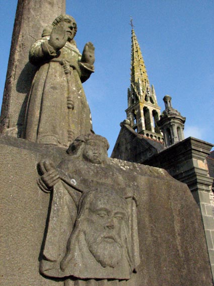 Le voile de Sainte Véronique au pied du calvaire.