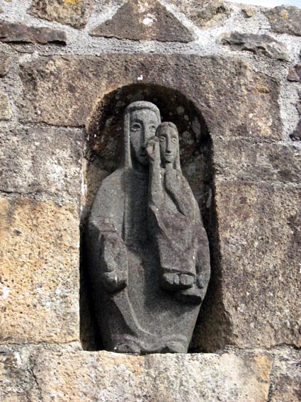Vierge de facture moderne, placée sur le portail du cimetière.