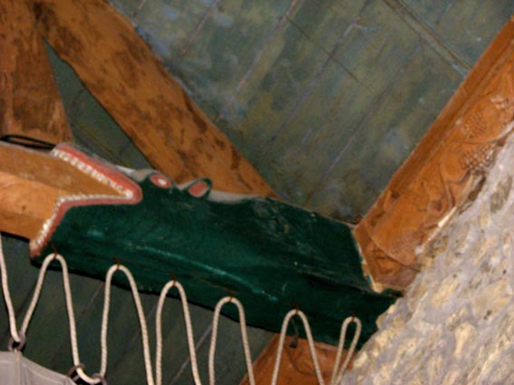 Les poutres de la charpente sont sculptées en forme de têtes de crocodiles à leurs extrémités.