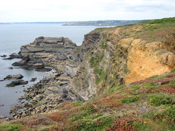 Un fort en pied de falaise, sur la côte Ouest de la Pointe des Espagnols.