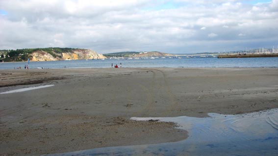 La plage de Morgat à marée basse.