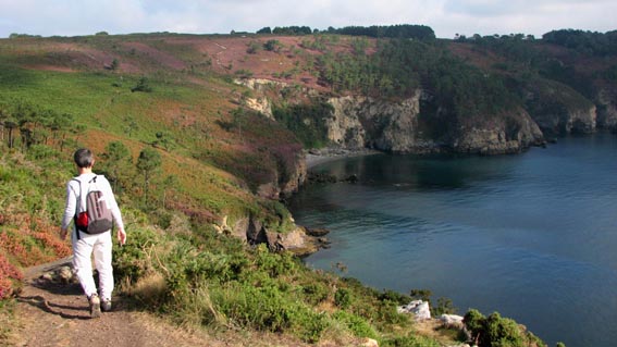 Le sentier domine des falaises et de baies magnifiques.