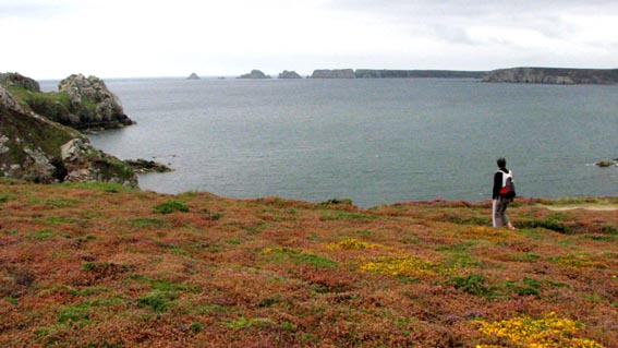 Pointe de Penhir et les Tas de Pois depuis la Pointe de Dinan.