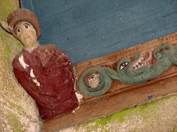 Sculptures en plafond du porche de Saint-Nic.