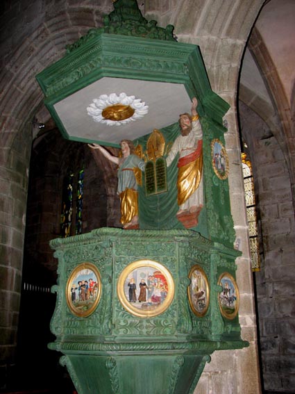 La chaire ornée de médaillons racontant la vie de Saint Ronan.