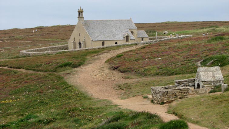 L'adorable chapelle Saint-They, édifiée en tête de falaise, blottie dans la lande, face au large.
