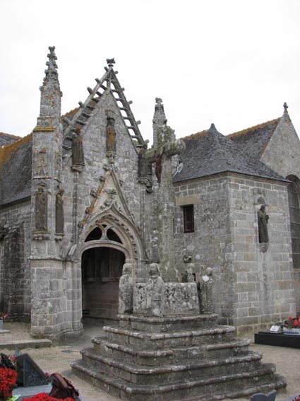 Le calvaire et le tympan du porche Sud de la Chapelle Saint-Tugen.