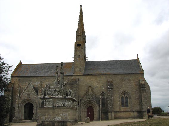 La chapelle Notre-Dame-de-Tronon  et son calvaire.