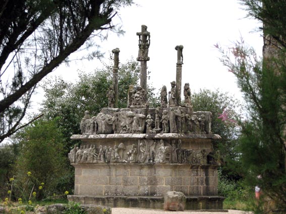 Le superbe calvaire de la chapelle Notre-Dame-de-Tronon.
