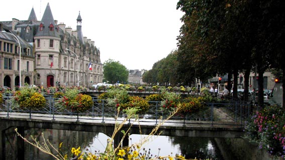 Quimper: passerelle sur l'Odet.