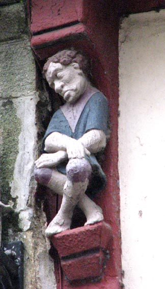 Personnage de bois sculpt sur une faade.