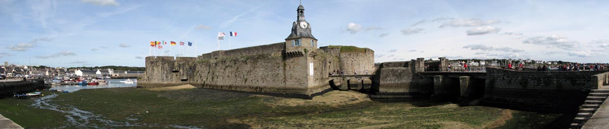Superbe  forteresse ceinture de remparts de granit, o l'on accde par un pont.