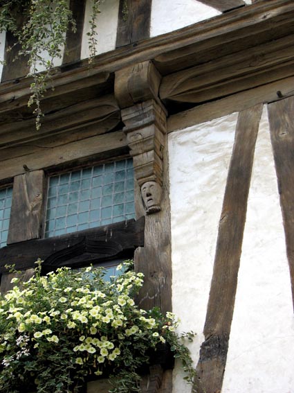 Tte sculpte sur la maison des archers  Quimperl.
