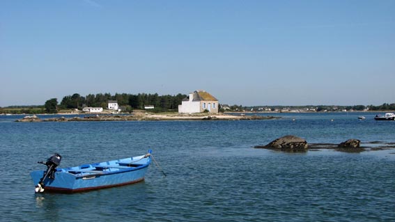 Petite maison isole sur une le face  Saint-Cado.