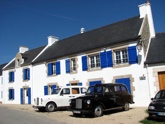 Maisons sur la place de Saint-Cado.
