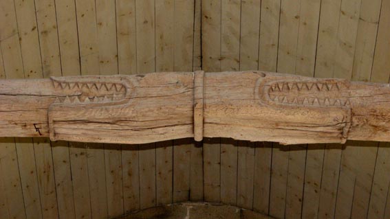 Poutres sculptes de ttes de crocodiles, dans la chapelle de Saint-Colomban.