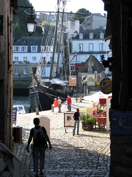 Petite ruelle descendant sur le port de Saint-goustan.