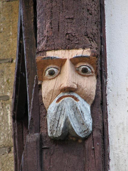 Tte sculpte sur une pice de bois de faade  rochefort en terre.