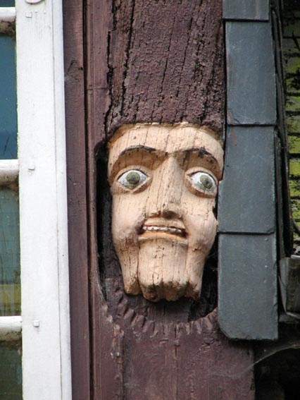 Tte sculpte sur une pice de bois de faade  rochefort en terre.