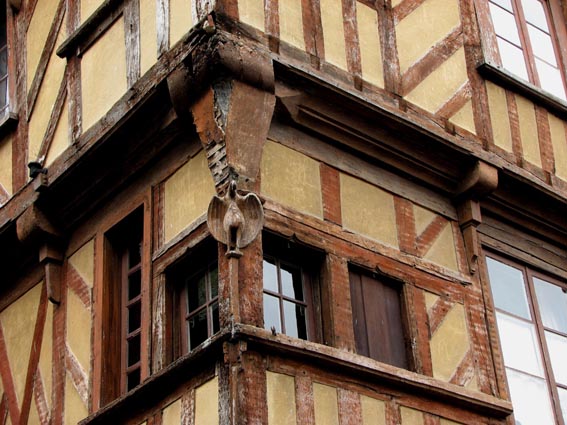 Elle doit son nom au haut-relief en bois plac sur la poteau d'angle: un plican, symbole de rdemption.