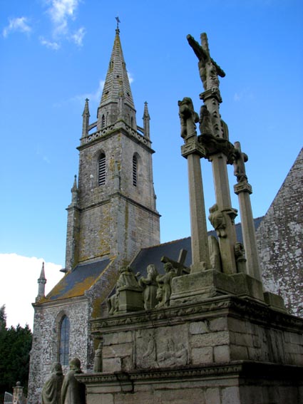 Calvaire et clocher de l'glise de guhenno.