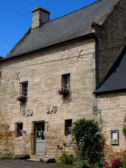 Maison portant des gravures qui sont censes reprsenter "Jean qui rit et Jean qui pleure"...