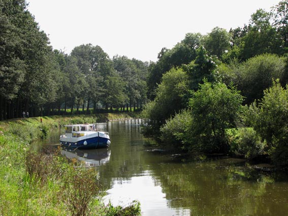 Navigation sur l'Oust qui se confond ici avec le canal de Nantes  Brest.