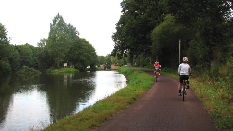 Piste cyclable le long de l'Oust.