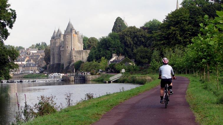 Le canal de Nantes à Brest et le château de Josselin. (Photo prise en 2008)