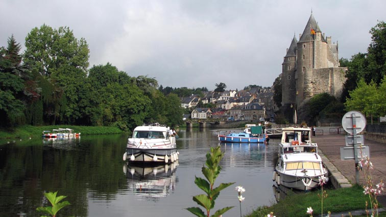Le canal de Nantes  Brest et le chteau de Josselin.