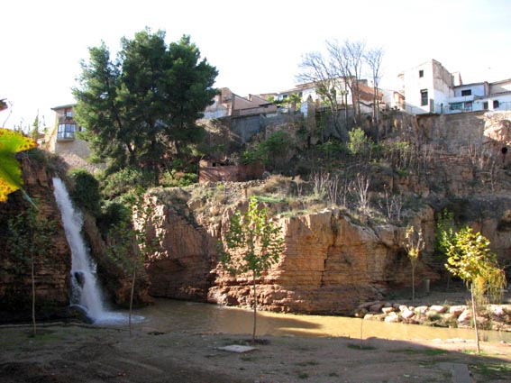 Muel: cascade dans le parc municipal.