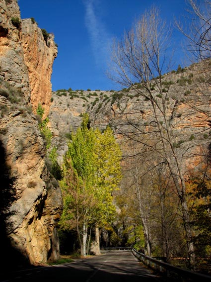 Les magnifiques gorges du Gualalaviar, avec en prime, les couleurs des feuillages dautomne