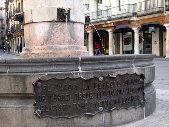 Plaque au pied de la colonne.