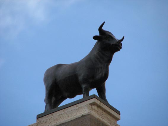 Le taureau plac au sommet de la colonne centrale de la plaza del Torico.